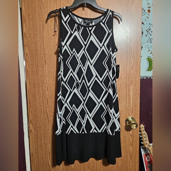 Ronni Nicole Dresses & Skirts - RN Studio NWT Womens Black & White Sleeveless Dress Geometric Pattern!